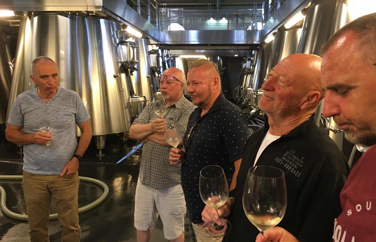 Degustace bílých vín přímo z nerezových tanků